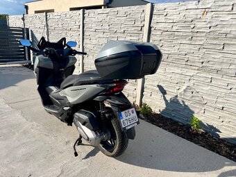 Predám Honda Forza 125 s originál kufrom a veľkým plexi - 6