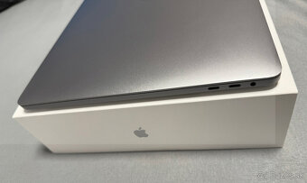 MacBook Pro 15" 2019 - i7, 16GB, 256GB (Space Grey) - 6