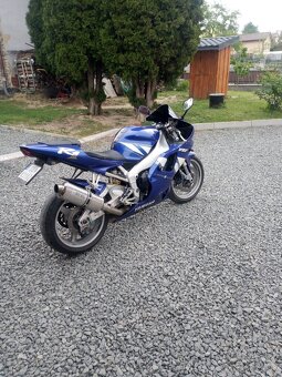 Yamaha R1 - 6