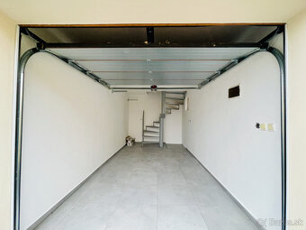 Viacúčelová budova v severnej časti mesta. - 6