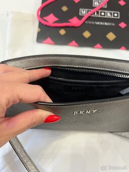 Strieborná crossbody DKNY kabelka - 6