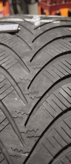 Predám dve zimné pneumatiky Hankook 205/55r16 - 6