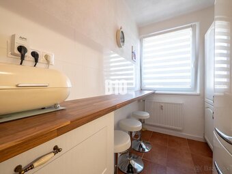 REZERVOVANÉ 2 a pol izbový byt s loggiou - zariadený - 61 m2 - 6