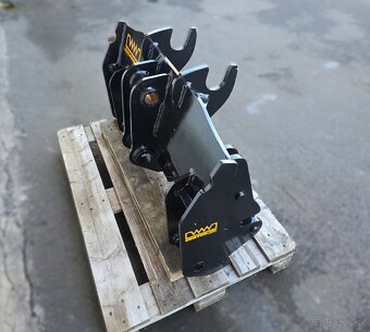 Predný rýchloupínač na traktorbáger Mecalac / Terex TLB990 - 6