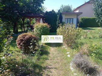 Záhrada s dvojchatou v lokalite Mokráň Záhon pri Zlatých pie - 6