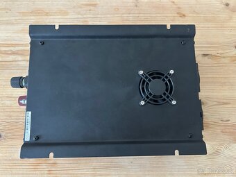 Menič napätia Carspa (inverter) z 12v na 230v + USB 1600w - 6