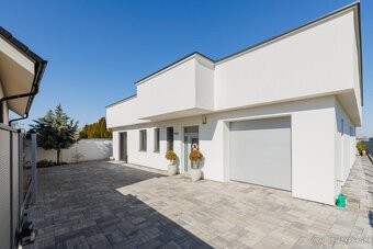 Domov v oáze pokoja s udržiavaným pozemkom 4348 m2 v MA - 6