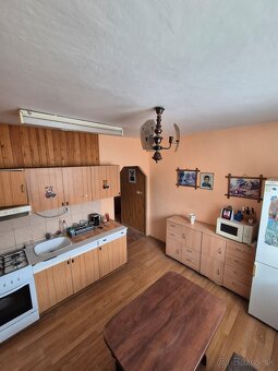 Na predaj priestranný 3-izbový byt s garážou, obec Koš (okre - 6