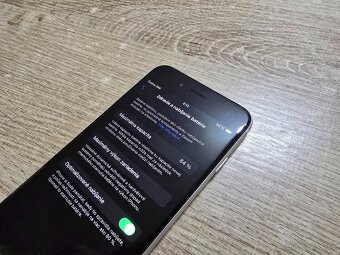 Iphone se 2020 biely plnefunkcny telefon s nabijacim kablom - 6