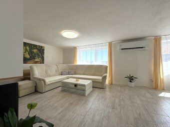 Veľký dvojgeneračný RD s bazénom v obci Petrova Ves - 6