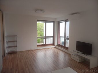 PONÚKAME NA DLHODOBÝ PRENÁJOM 3-izbový byt s 80 m2 terasou - 6