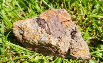 29mm kryštál Ametystu s kryštálmi kalcitu v ryolite, Namíbia - 6
