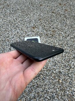 IPhone SE 2020 - baterie 100% - 6