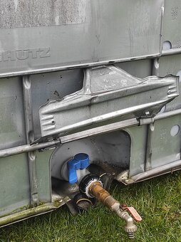 Predám 1000 litrovú nádrž. - 6