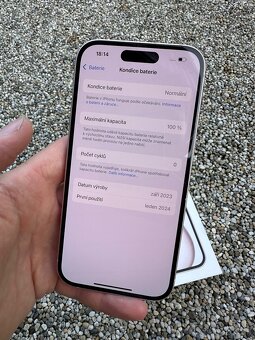 IPhone 15 - baterie 100% - 6