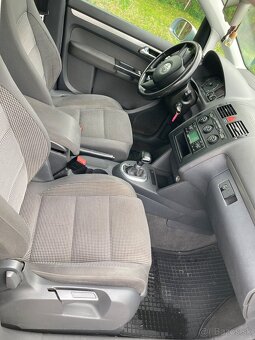 Volkswagen Touran striebornej farby - 6