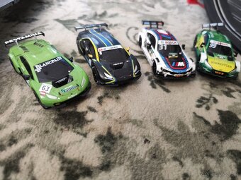 Spolu 2 autodrahy Carrera.malo pouzivane...takze 4 auticka.. - 6