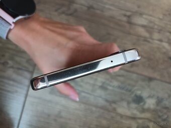 Samsung Galaxy Z Flip4 128 GB zlaty - 6
