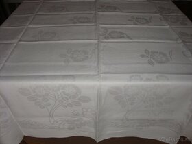 Nové biele damaškové obrusy, uteráky a farebné kuch.obrusy - 6