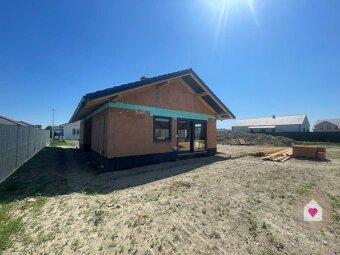 Krásny 4 izbový RD bungalov 92,26 m2 na pozemku 495 m2, Sene - 6
