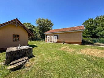 Rodinný dom s krásnym veľkým pozemkom ( stavebným) - Nové Sa - 6