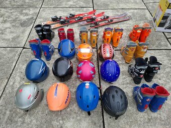 Lyže, lyžiarky, prilby - 6