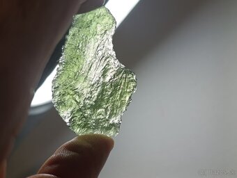 Krásný velký Vltavin z Chlumu, 14,36 gramu, ve stojánku - 6