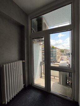 Kancelársky celok s balkónom a vlastnou kuchynkou pri OC POL - 6