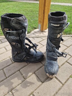 Predam na motorku prilba okuliare Čižmy - 6