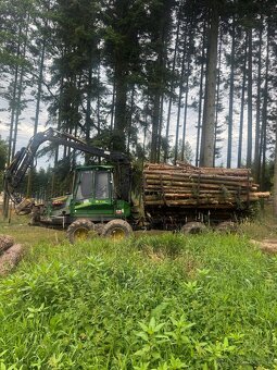 John Deere 810D - 6