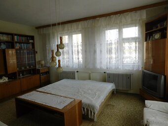Na predaj rodinný dom s veľkým pozemkom 2303 m2 v obci Hradi - 6