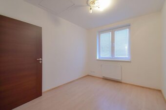 -Moderný 4-izbový bungalov s veľkým pozemkom len 10 minút od - 6