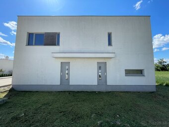 Na predaj novostavba RD s dvomi 3i-bytmi v obci Sokolovce - 6