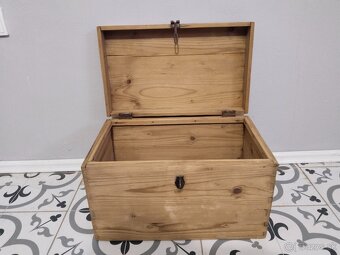 Starý, malý, dřevěný kufr, truhla po renovaci - 6