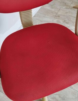 Červená stolička - 6