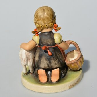 Hummel starožitná porcelánová soška - Dievčatko s ovečkou - 6