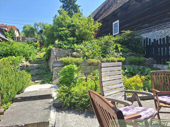 Romantická drevenica s garážou, upraveným pozemkom a teras - 6