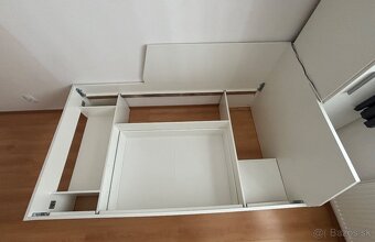 Posteľ so zástenou a úložným priestorom - 6