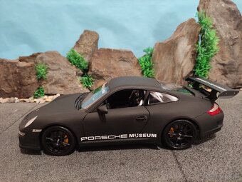 Prodám model 1:18 Porsche 911 GT3 RS - 6