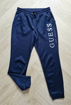 Guess tmavo cervene,namornicke modre logovane teplaky - 6