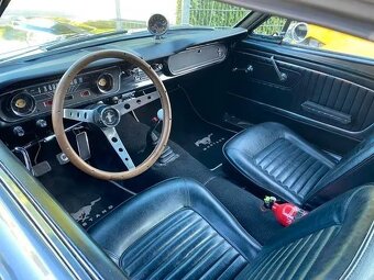 Ford Mustang Fastback A-Code z roku 1965 - 6