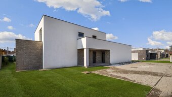 Trojizbový rodinný dom v oplotenom parku na predaj - 6