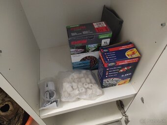 Akvárium so skrinkou a rôzne príslušenstvo. - 6