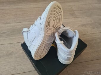 Nike Air Jordan 1 - 6