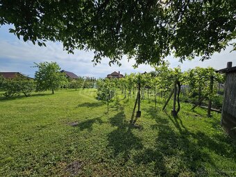 Priestranný pozemok 2052 m² so starším domom vo výbo… - 6
