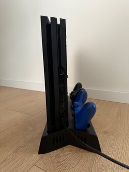 Playstation 4 PRO 1TB + 2 Ovládače + stojan - 6