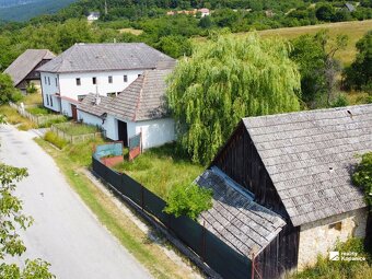 Veľkorysý vidiecky dom z nepálenej tehly čaká na druhú šancu - 6