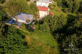 rozlohe 820 m2 v pokojnej časti mesta Nová Baňa. Cena je bez - 6