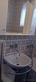 Predám zrkadlo, umývadlo a skrinku na kolieskach - 6