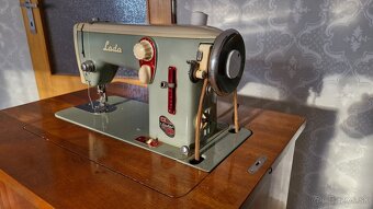 Skrinkový retro šijací stroj LADA - 6